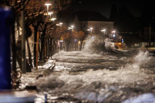VIDEO Kaos u Dalmaciji: Rive su poplavljene, kod Hvara sprije&ccaron;ili nasukavanje broda iz Crne Gore