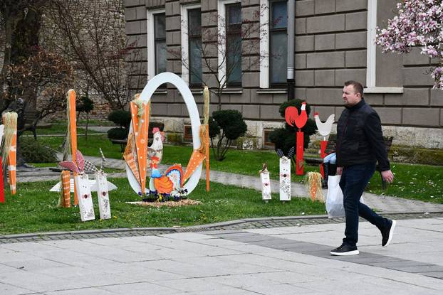 Slavonski Brod: Središnji gradski trg ukrašen velikim pisanicama
