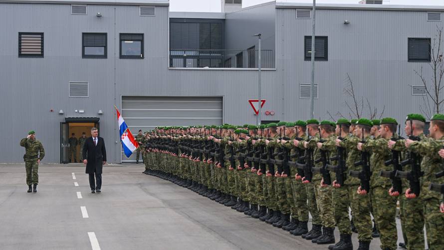 VIDEO Milanović je posjetio vrh HRZ-a, obišao i borbene Rafale