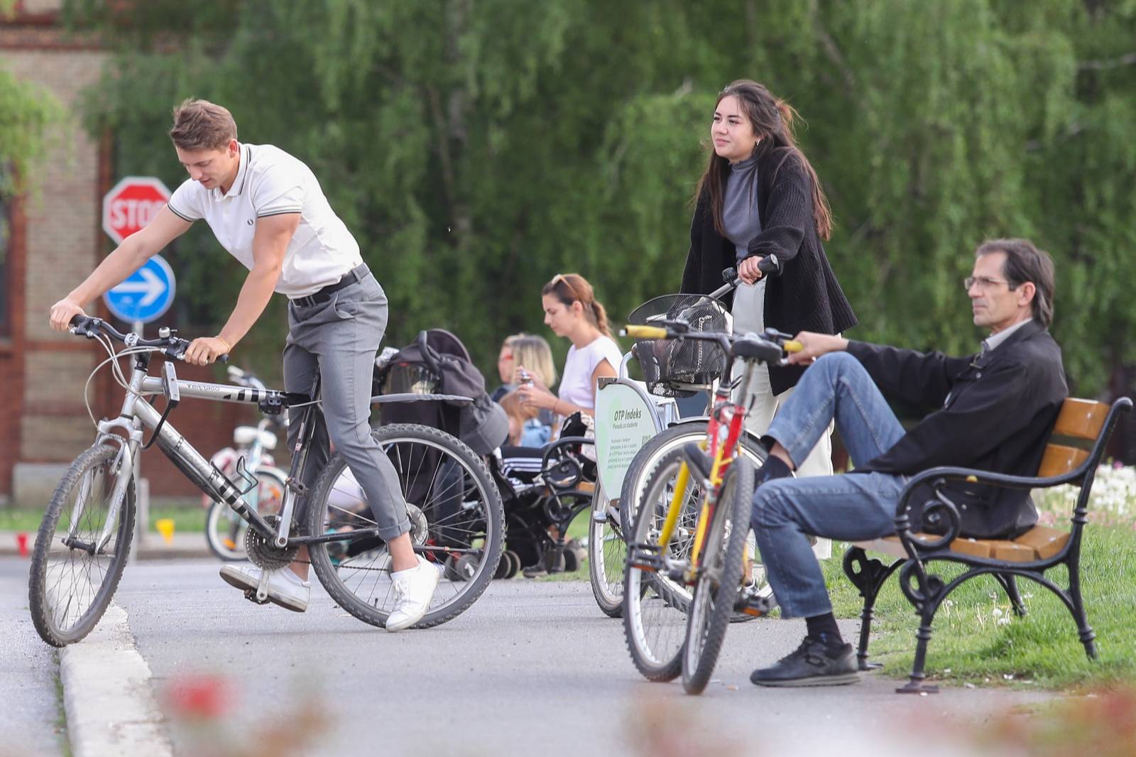 Zagreb: Građani uživali na suncu ispred HNK