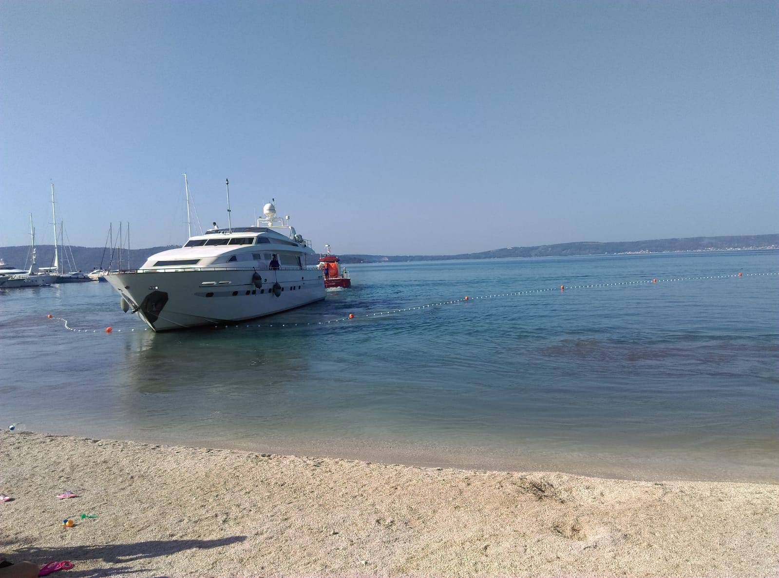 Jahta isplovljavala iz marine pa 'uplovila' na obližnju plažu