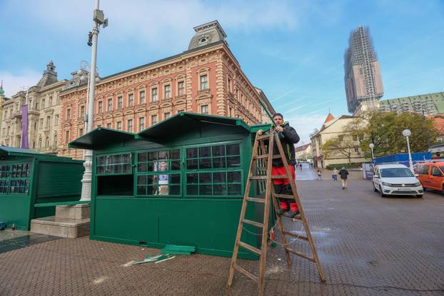 Zagreb: Postavljanje adventskih kućica na Trgu bana Josipa Jelačića