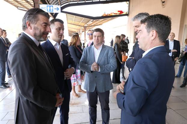 Zagreb:  Prvi elektrobaterijski vlak pušten u promet