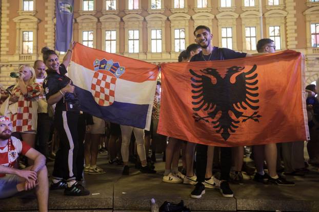 Zagreb: Navijači na na Trgu bana Jelačića prate utakmicu Hrvatska  - Portugal 