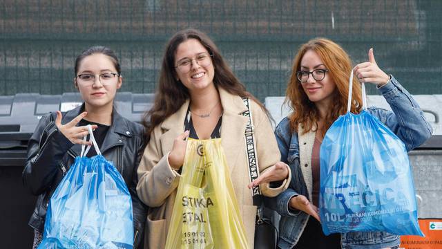 Zagreb: Novinarke s novim vrećicama za otpad