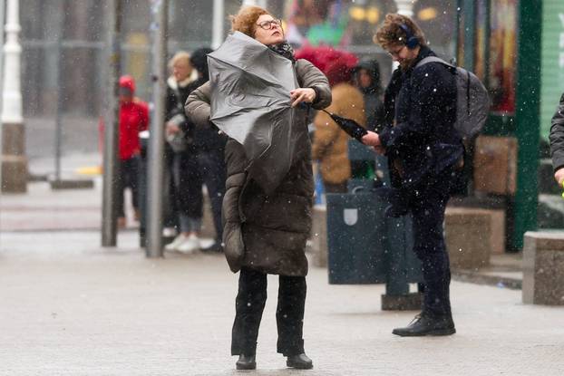 Zagreb: Građni u borbi s vjetrom letili kišobrani 