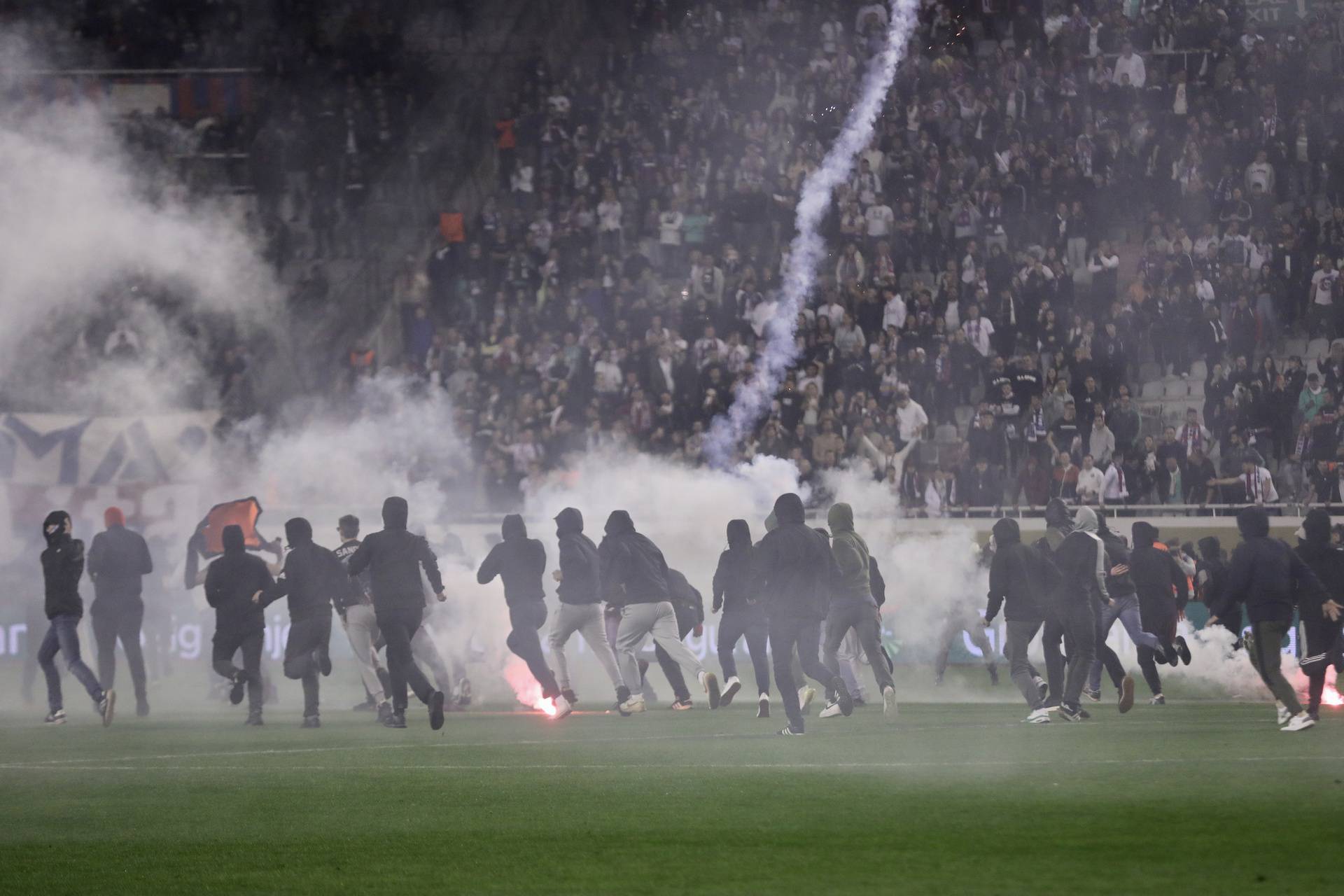 Kaos na Poljudu: Torcida upala na teren, igrači pobjegli u tunel! Specijalci tjerali huligane