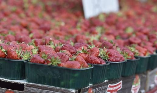 FOTO Svje&zcaron;a proljetna ponuda na tr&zcaron;nici u &Scaron;ibeniku: Pa&zcaron;nju privla&ccaron;e vrgora&ccaron;ke jagode