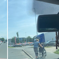 VIDEO Svaka čast: Vozač izašao iz kamiona u Zagrebu i ženi u kolicima pomogao prijeći cestu
