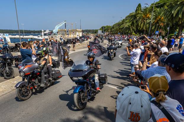 Nekoliko tisuća vlasnika Harley Davidsona prolazi kroz Pulu u defileu