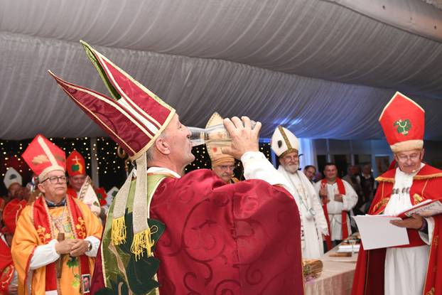 Križevci: Krštenje vina okupilo je 50-ak biskupa Svetih Martina iz cijele Hrvatske