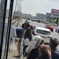 VIDEO Putnici izgurali auto na cestu: Zavr&scaron;io na pruzi nakon sudara na Jadranskom mostu