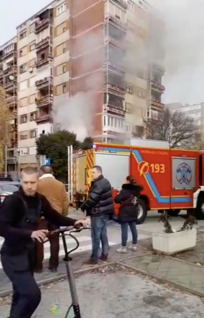 Drama u Zagrebu: Gorio stan, vatrogasci izvukli baku i psa