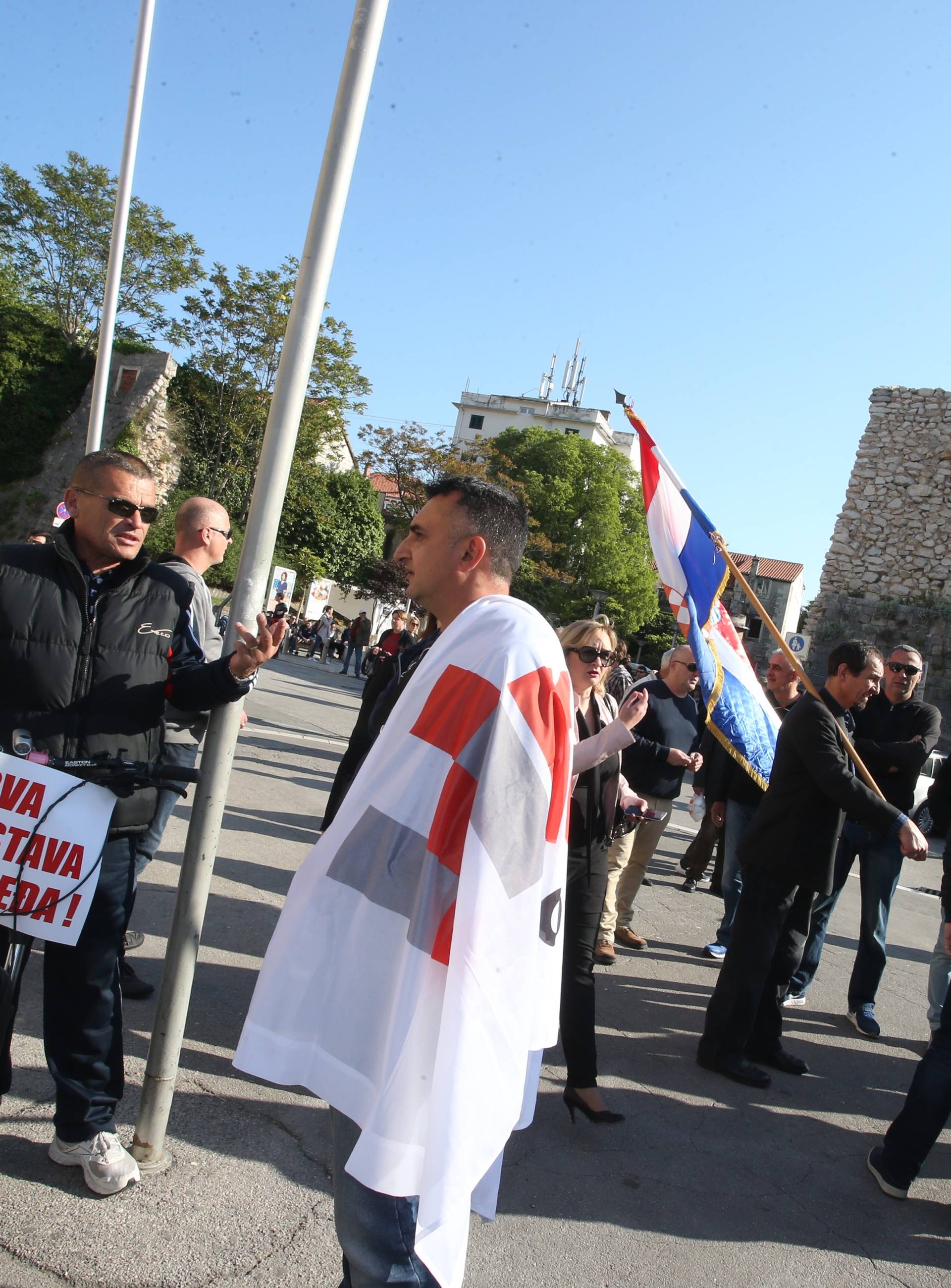 Policija izbacila HSP-ovce koji su ometali Frljićevu predstavu