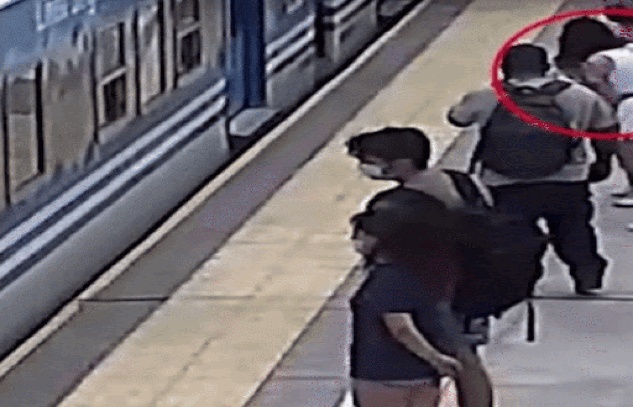 Uznemirujuća snimka: Pala sam pod jureći vlak. Nemam pojma kako sam uspjela ostati živa...
