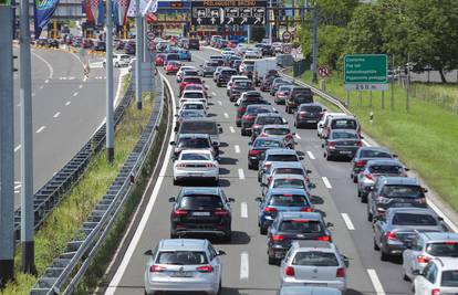 Kilometarske kolone prema moru, čep na Lučkom i Demerju