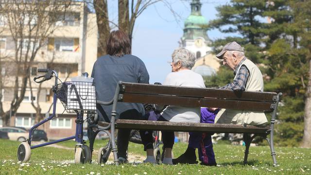 Karlovac: Umirovljenici uživali na suncu