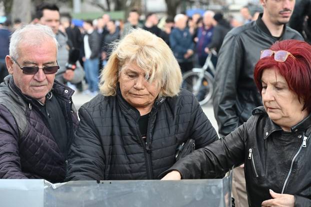 Kočani: Građani odaju počast poginulima u požaru diskoteke