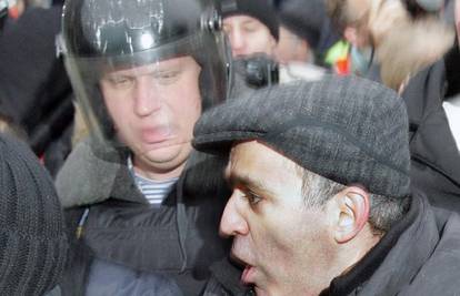 Rusija: Kasparova policajci pretukli i strpali u zatvor