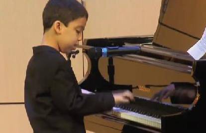 Ethan (9) svira klavir od treće, sklada od 5. godine