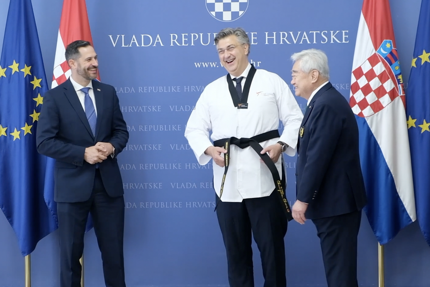 Zagreb: Andrej Plenković na poklon dobio kimono