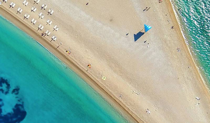 Na pijesku poznate bračke plaže ucrtao je obrise penisa