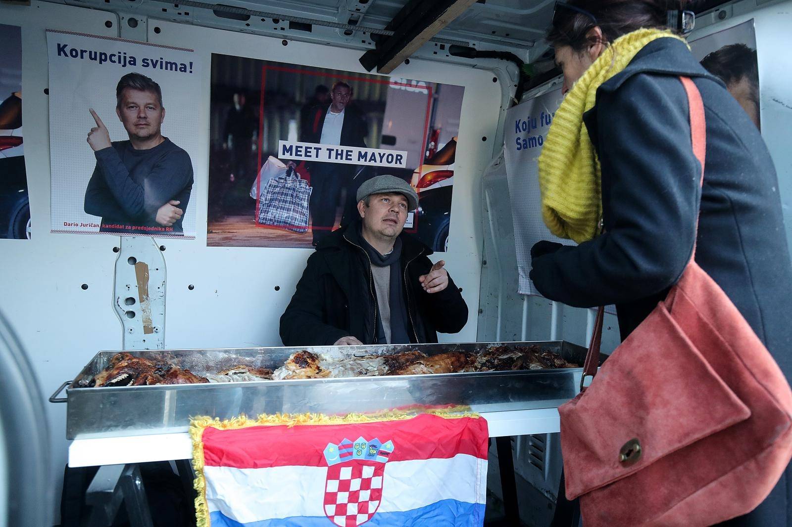 Zagreb: Dario Juričan izveo desant na Zagrebački Holding, podigao šatore i donio janjetinu