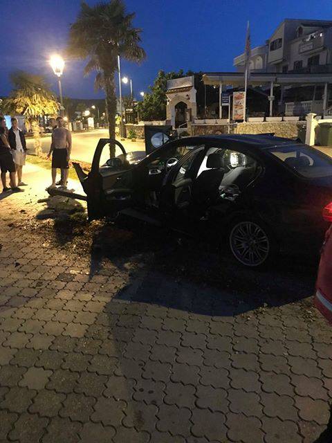 Vodice: Pijani Austrijanac (21) BMW-om udario u palme i stup