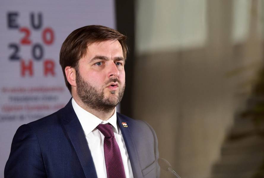 Zagreb: Ministar Tomislav Ćorić obratio se medijima nakon videokonferencije u NSK