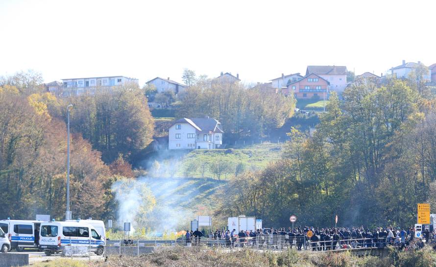Migranti ih gađali kamenjem: Lakše ozlijeđena dva policajca