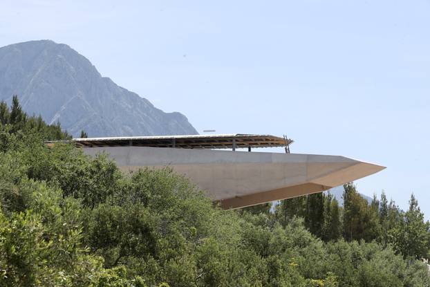 Neobična građevina u obliku velikog glisera gradi se u Baškoj Vodi