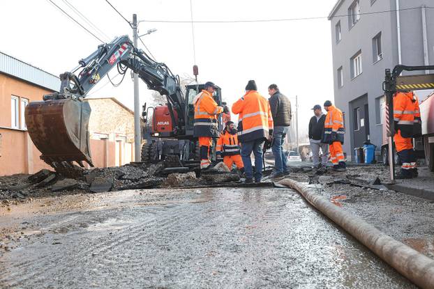 Zagreb: Radovi u Žajinoj gdje je puknula vodovodna cijev i poplavila ulicu