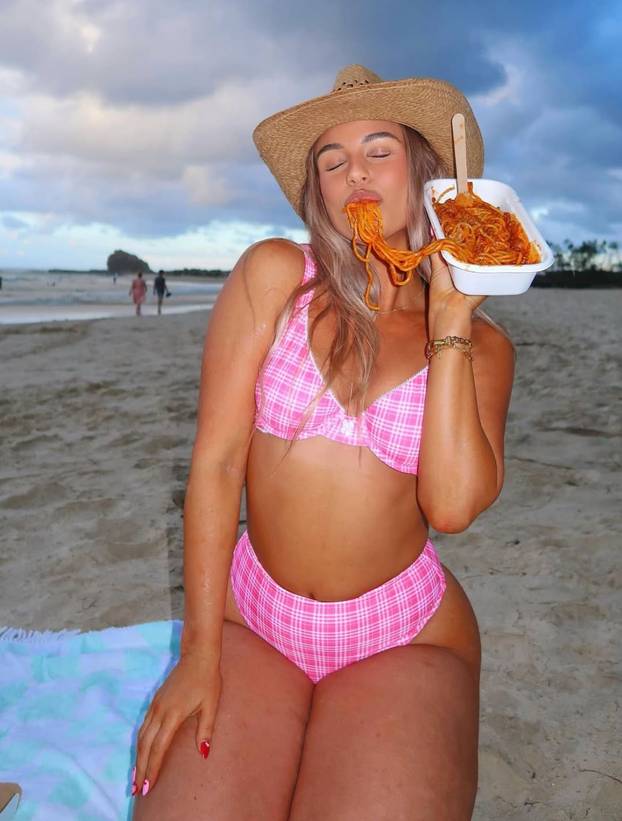 Bez filtera i srama: Ova influencerica pokazuje sve, a fanovi je zbog toga obožavaju!