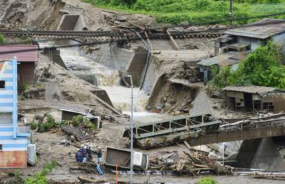 Tajfun Neoguri ubio troje ljudi: Blato i kamenje zatrpali Japan