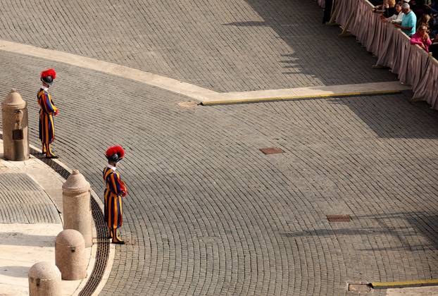 Rim: Brojni vjernici na Trgu sv. Petra čekaju procesiju s tijelom pape Franje