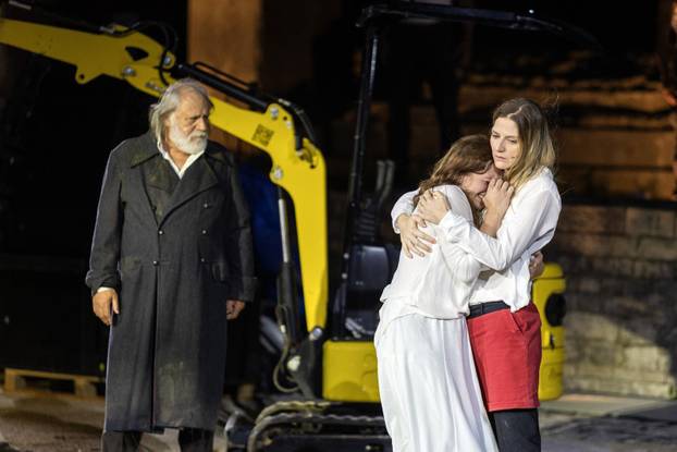 Pula: U Malom rimskom kazalištu odigrana je predstava "Antigona - 2000 godina kasnije"