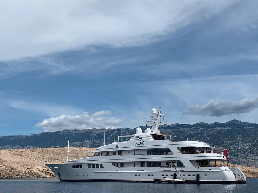 Hilfigerova jahta usidrila se na Pagu: Ima teretanu i jacuzzi...