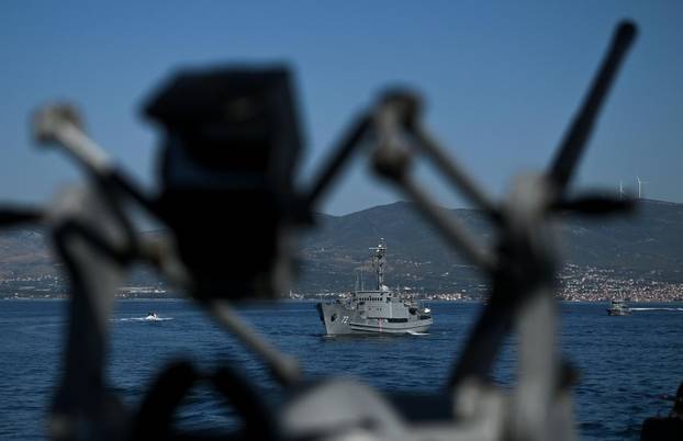 Split: Vježba Hrvatske ratne mornarice za vojni mimoplov