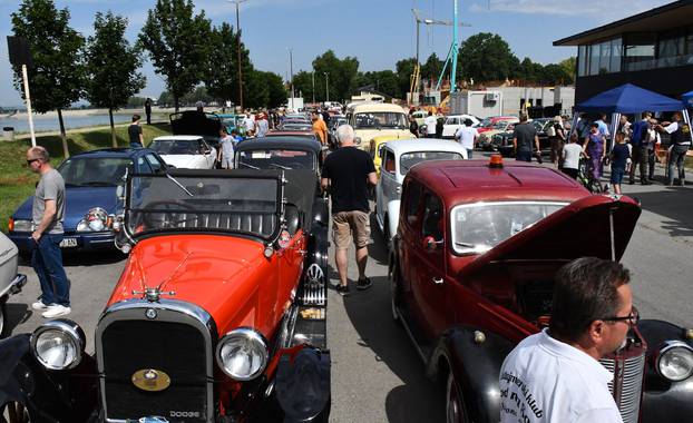 Šesti Međunarodni oldtimer susret u Slavonskom Brodu