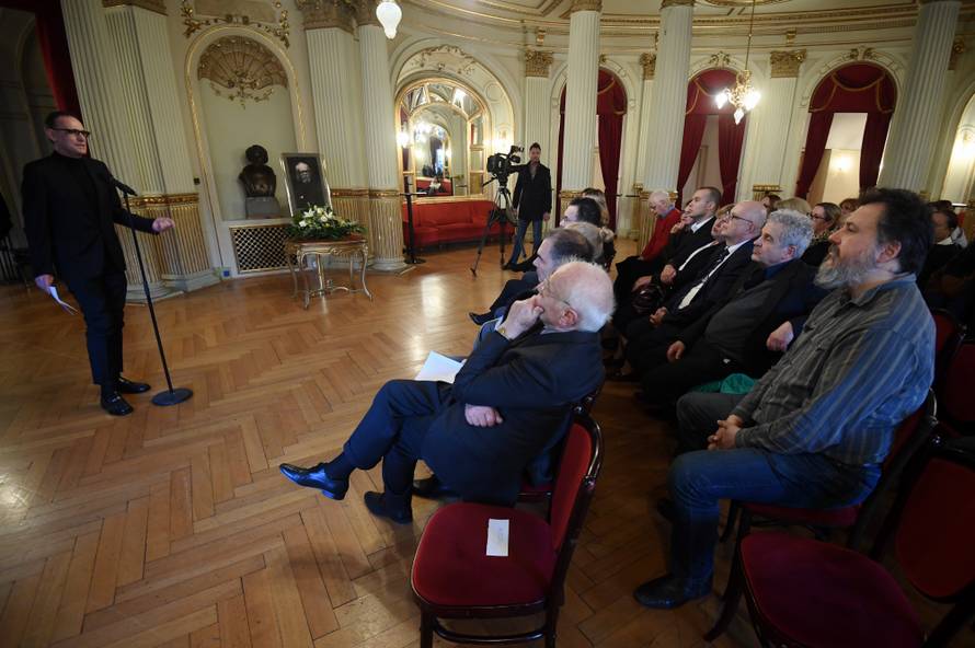 'U nekoj drugoj sredini ljudi bi se otimali da mu odaju počast'