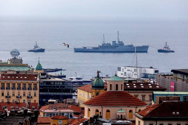 Rijeka: Remorkeri tegle brod "Galeb" u luku