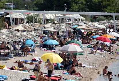 FOTO Plaža u Brodarici je krcata kupačima:  Toplinski val bliži se kraju, pogledajte ljetne prizore