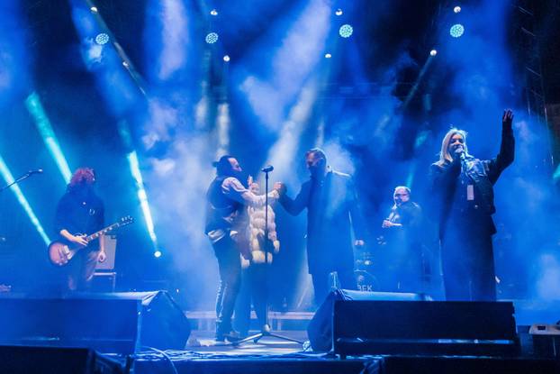 Željko Bebek i Baby Lasagna uvelu su Split u Novu 2026. godinu uz vatromet i dronove