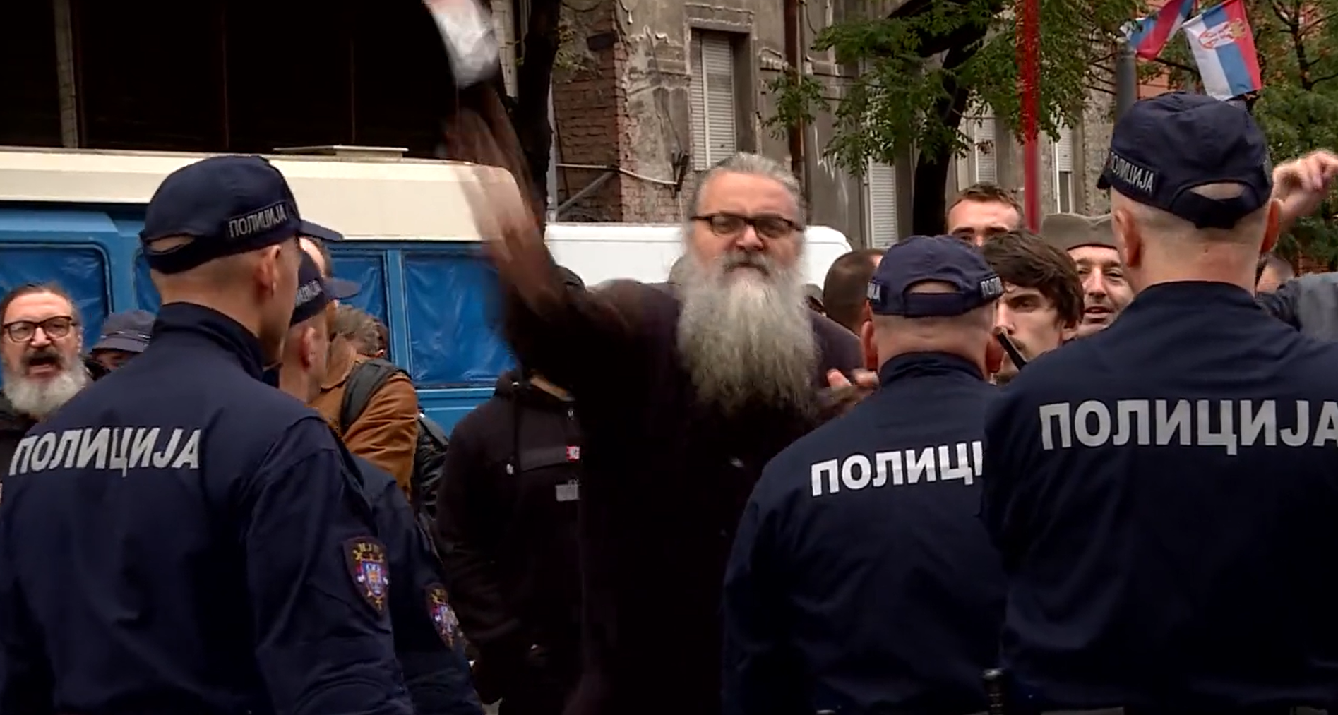 VIDEO Pogledajte kako je bivši monah napao snimatelja na Europrideu, pogodio ga bocom