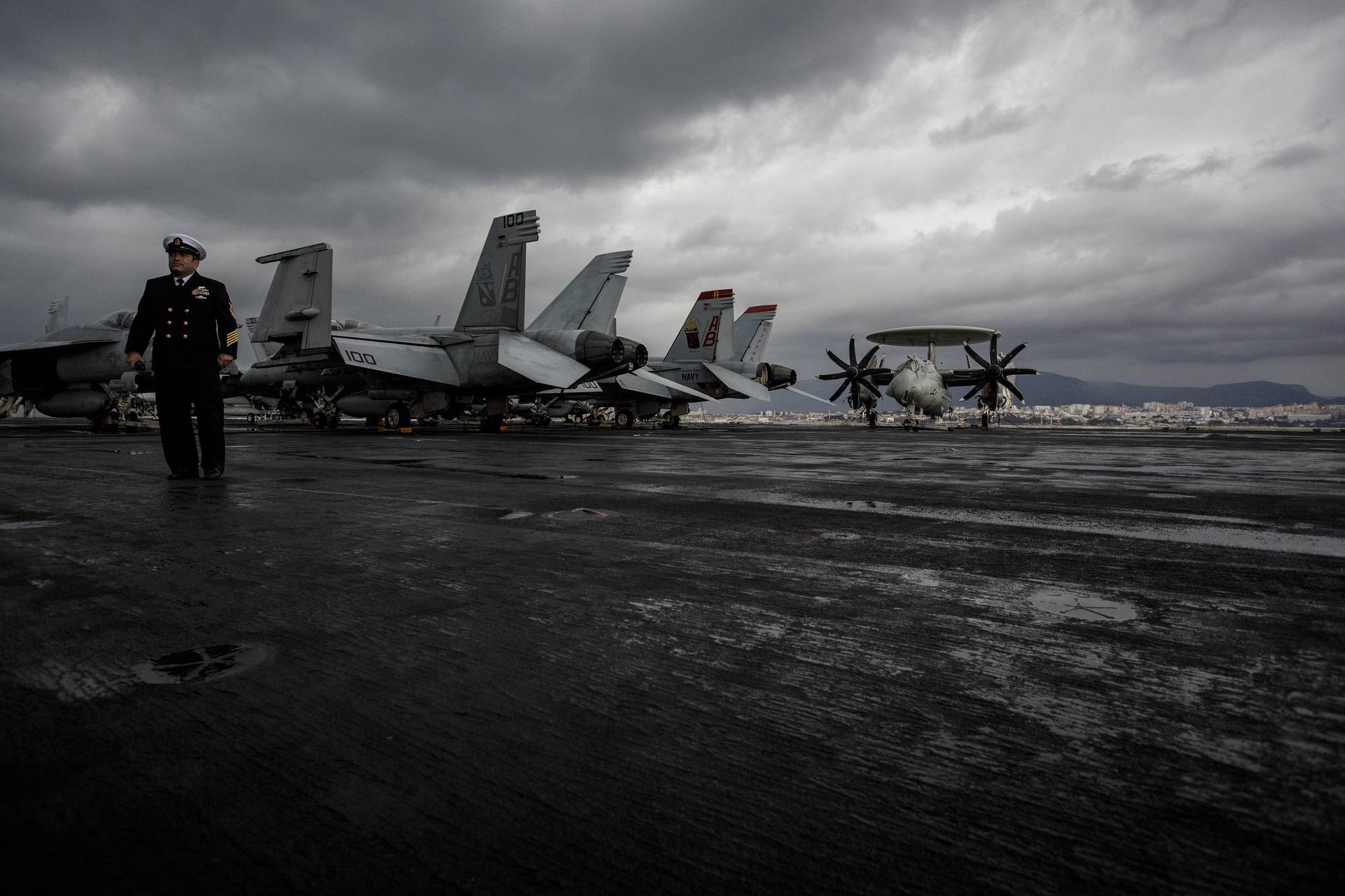 FOTO Bili smo na nosaču aviona Harry S. Truman: Odakle među avionima jedan sa šahovnicom?