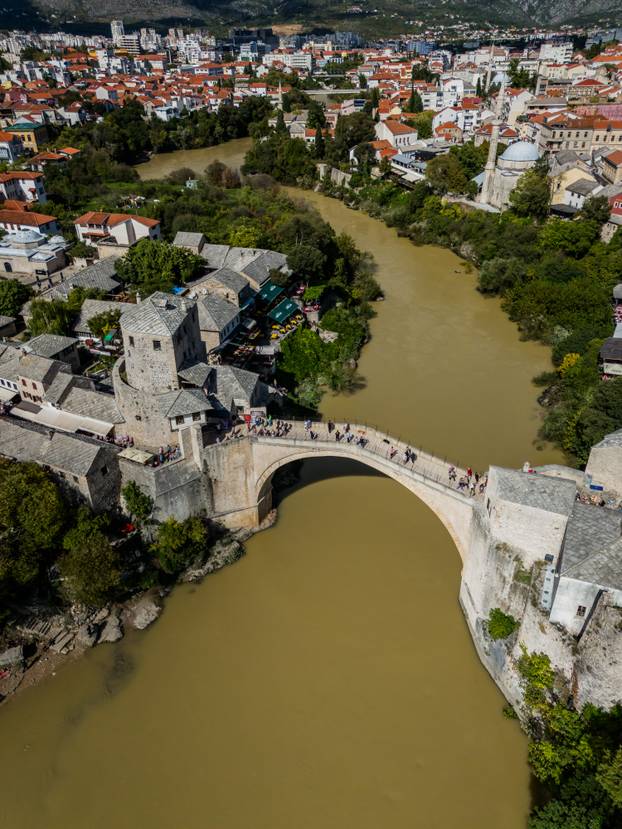 Neretva u Mostaru promijenila boju, više nije zelena nego smeđa i prljava