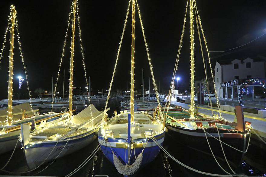 Betina: Brodice ukrasili lampicama kao dio adventa