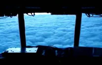 Spustite se kroz oblake iz kabine zrakoplova C130
