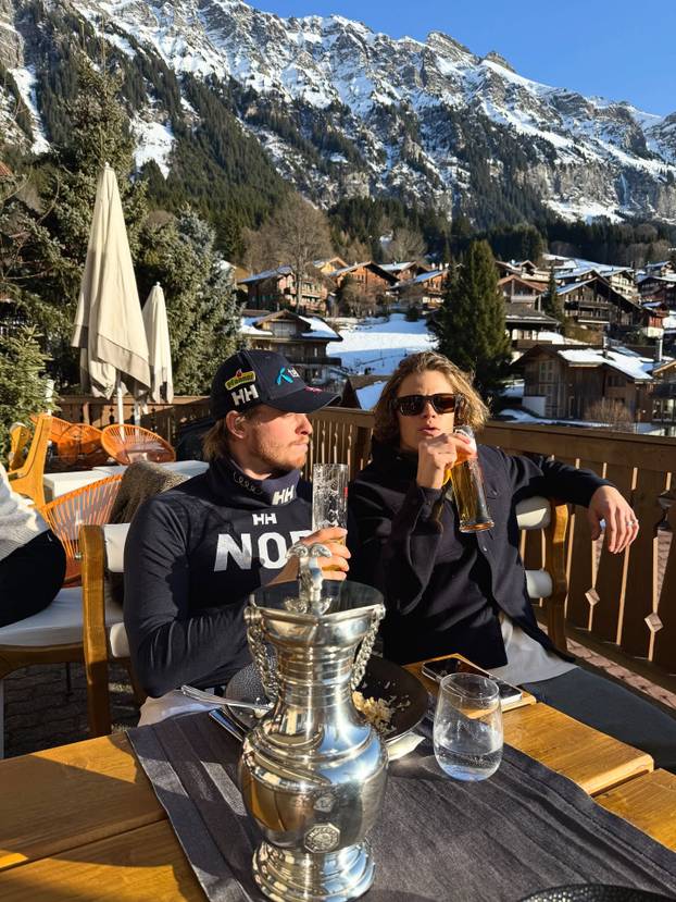 FOTO 'Alpski modni mačak' voli nositi bunde, suknje i lakirati nokte. Sad dominira skijanjem