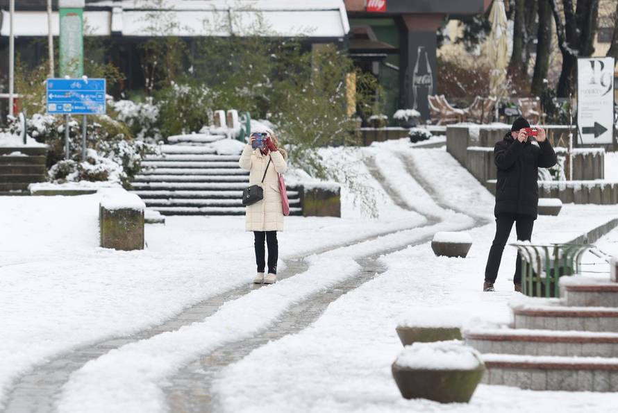 Snježni pokrivač je zabijelio je Osijek